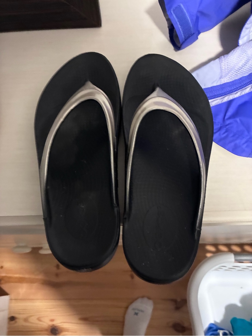 OOFOS Original Recovery Flip Flops Black Silver Women's 9